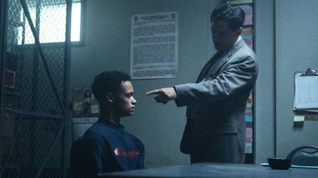 9. When They See Us (Netflix)

When They See Us, işlemedikleri bir suç yüzünden hapse giren beş gencin hikayesini konu ediyor. Antron McCray, Kevin Richardson, Yusef Salaam, Raymond Santana ve Korey Wise, Central Park’ta koşu yapan bir kadına cinsel saldırıda bulunmakla suçlanan beş gençtir. Onlar her ne kadar suçsuz olduklarını söyleseler de cinsel saldırı suçlamasıyla tutuklanır. Daha sonra Central Park Five adıyla tanınan beş siyahi genç, işlemedikleri bir suç yüzünden hapis yatar. Gençler, suçsuzluklarını ispatlamak için zorlu bir mücadeleye girişir.