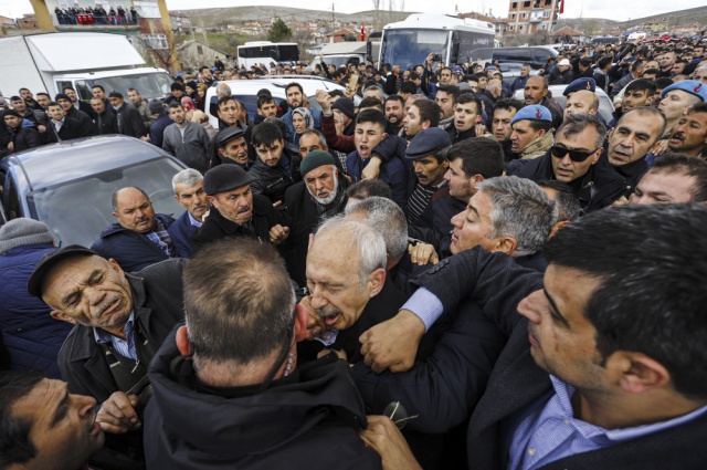 CHP lideri Kemal Kılıçdaroğlu'na Ankara Çubuk'taki asker cenazesinde yapılan saldırının fotoğrafı da ödül aldı.